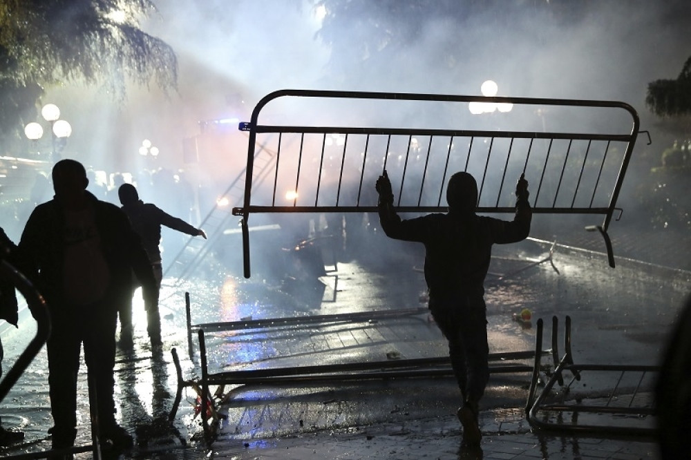 Krv na ulicama Tirane, demonstranti ZAPALILI POLICIJU molotovljevim koktelima, grad okovao dim, ulicama odjekuju KRICI! (FOTO)