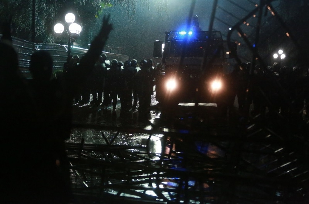 Rakete ispaljene na zgradu vlade, bačene bombe! Policija uzvratila paljbu - TOPOVIMA! Više hiljada ljudi započelo RAT! (VIDEO)