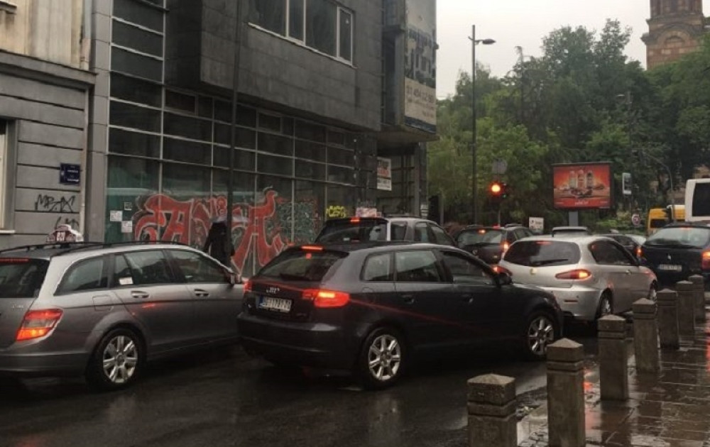 Ne prestaje da lije, građani besni, na Autokomandi i Gazeli vozila mile, a u centru - ŽIVI UŽAS! (FOTO)