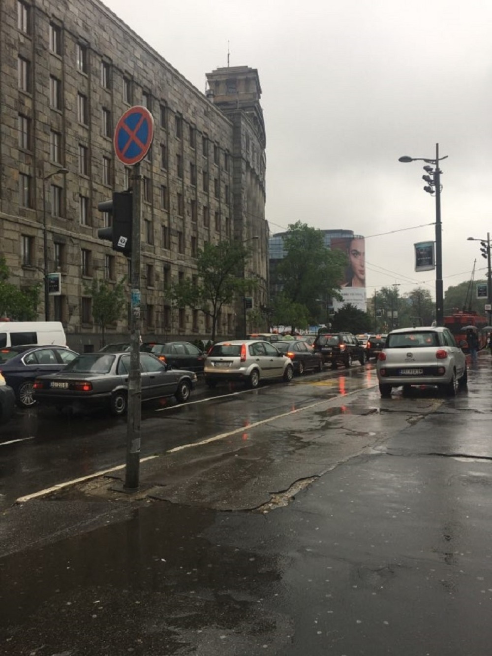 Oprez zbog mokrih kolovoza