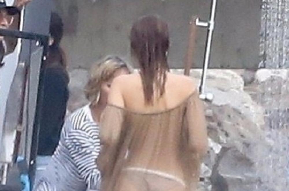 Slavna manekenka uhvaćena na plaži u NEZGODNOM IZDANJU! Svi su zinuli kada se okrenula! (18+)