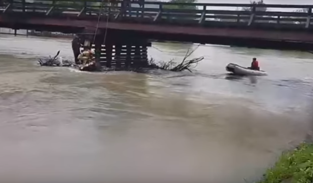 Nemilosrdna reka nosi sve pred sobom, radnici uskočili u reku kako bi sprečili KATASTROFU! Video sa lica mesta!