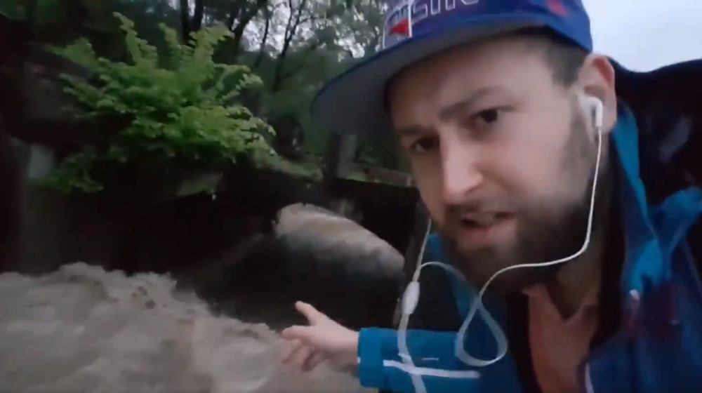 Muškarac se izuo u japanke i ušao u podivljalu reku! UMALO DA SE UDAVI! "Ljudi, ne paničite, sve je pod kontrolom"! (VIDEO)