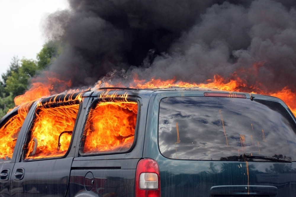 Auto dignut u vazduh, policija u njemu pronašla sve što je potrebno za PROFI UBISTVO!