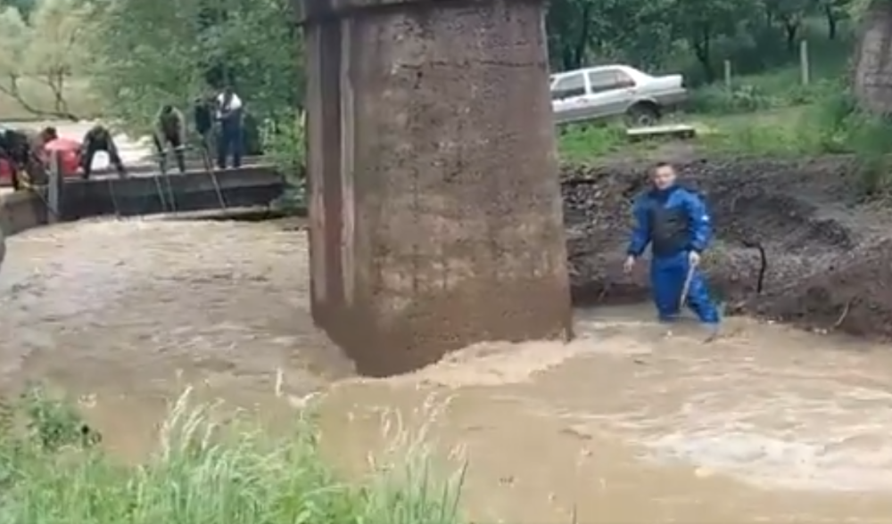 Za dečakom (6) koji je upao u nabujali potok se i dalje traga, a policija pronašla nešto od čega će vam se SLOMITI SRCE! (VIDEO)