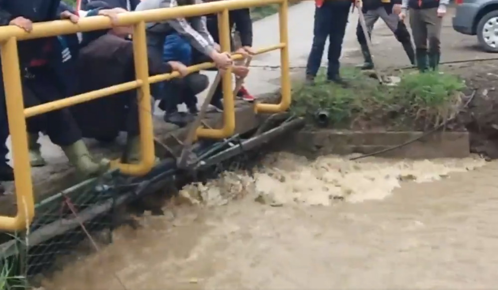 Roditelji nesrećnog mališana sumnjaju da je njihov sin baš tu zatrpan! Cela Žepča se okupila da traži njegovo telo! (VIDEO)