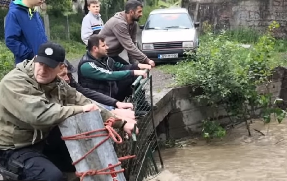 Potraga za dečakom (6) obustavljena! Meštani u očaju, na ušću Bosne postavljene mreže (VIDEO)