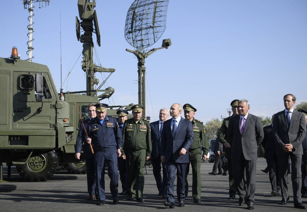 Putin postrojio vojsku, pred njim tehnika kojoj nema premca na planeti (FOTO)