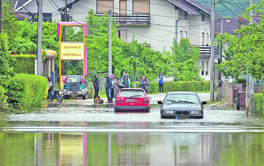Sanski Most poplavljen, u Drvaru pao SNEG: Hidrolozi mere nivoe reka, evo kolika je sad Sava Šapcu i Obrenovcu (FOTO)