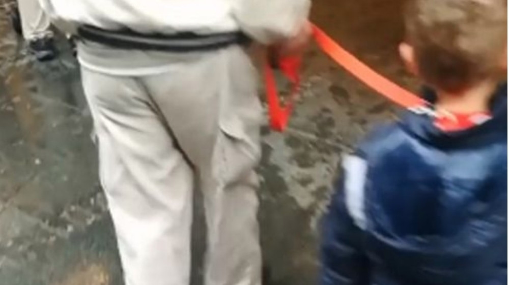 Muškarac prošetao malog dečaka na povocu kao psa! Cela Knez Mihailova se prenerazila! (ŠOK VIDEO)