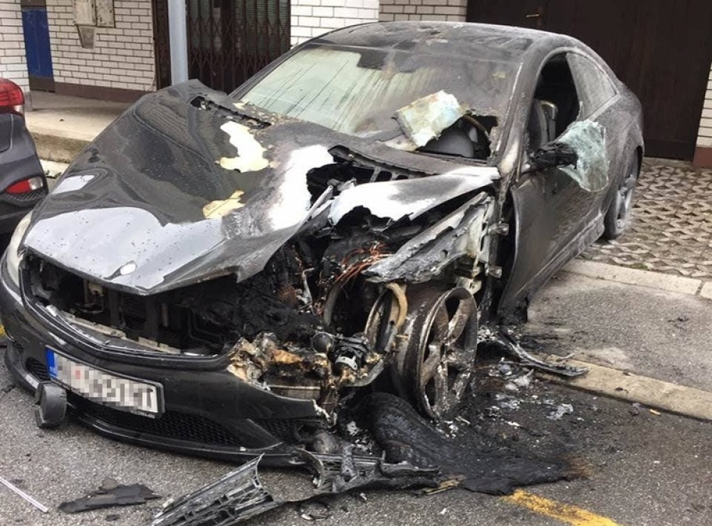 Drama na Vračaru, izgoreo automobil (FOTO)