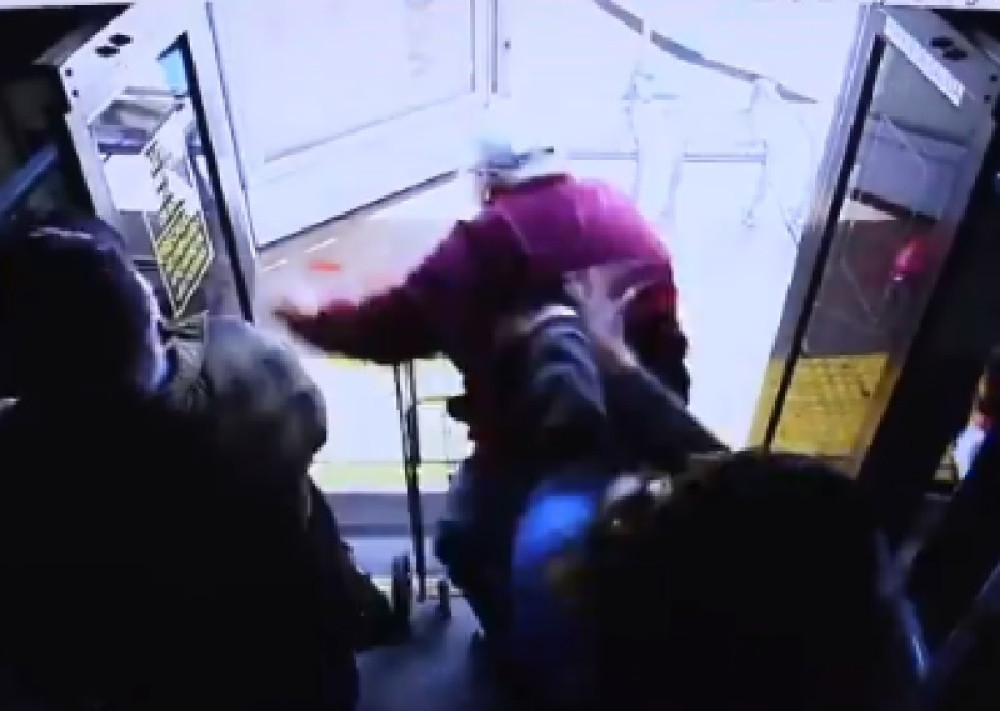 Devojka gurnula starca (74) kroz vrata autobusa, on umro u mukama! Dekica bio jedva pokretan (VIDEO)