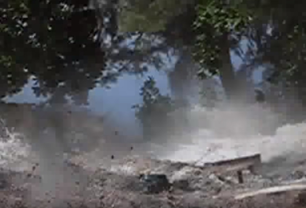 Voda nosi sve pred sobom: Turisti uživali na plaži, a onda se u nekoliko sekundi dan pretvorio u horor! (VIDEO)