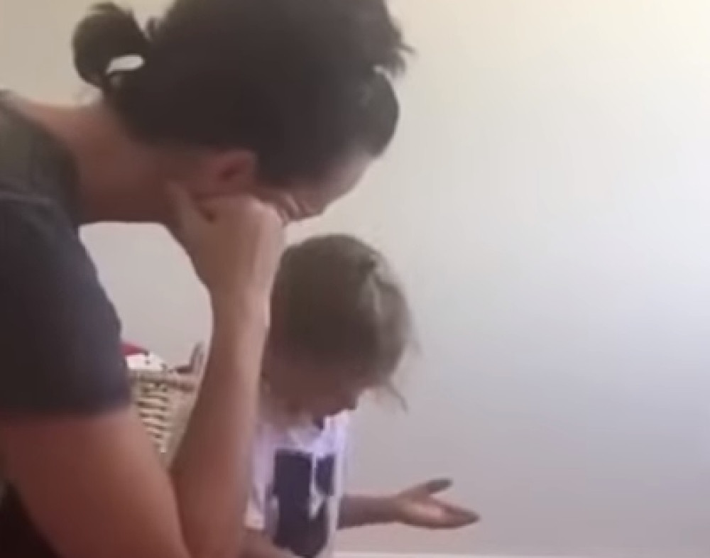 Lekari nisu mogli da pomognu, a onda je majka sinimila šta dečak (6) radi u krevetu. Tada se sve promenilo (VIDEO)