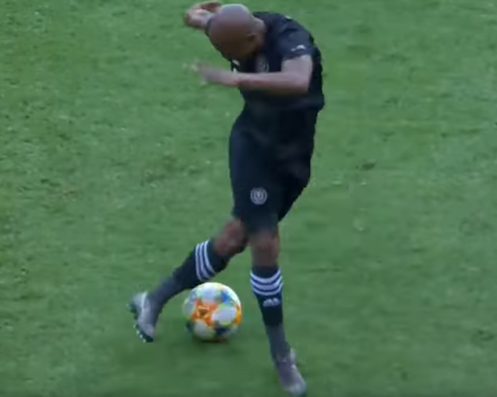 Njegov ples sa loptom postao viralni hit, najluđa stvar koju ćete videti danas! (VIDEO)