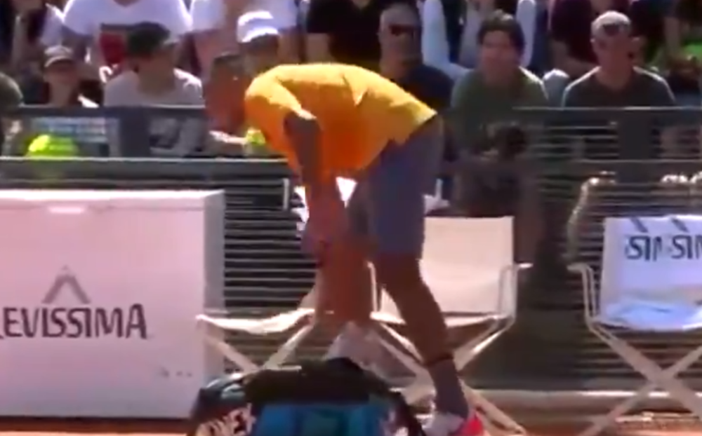 Divljao, bacio reket ka sudiji, a onda je DOHVATIO STOLICU... (VIDEO)