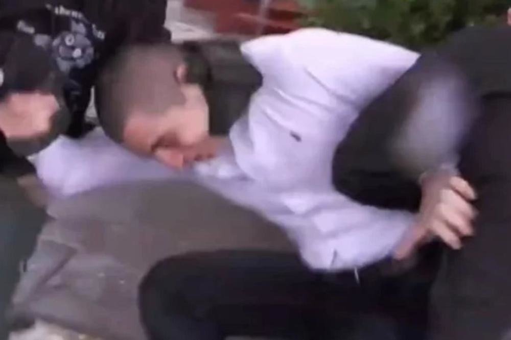 Šetao je sa kišobranom po pljusku, a onda su ga saletala četvorica maskiranih specijalaca! (VIDEO)