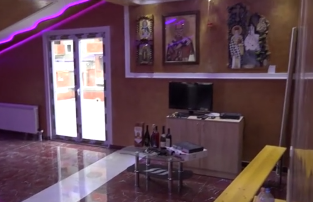 Veliki krevet sa plišanim igračkama, alkohol i ikone! Nesrećna devojka (19) nije imala roditelje, a na njoj su zaradili milione!