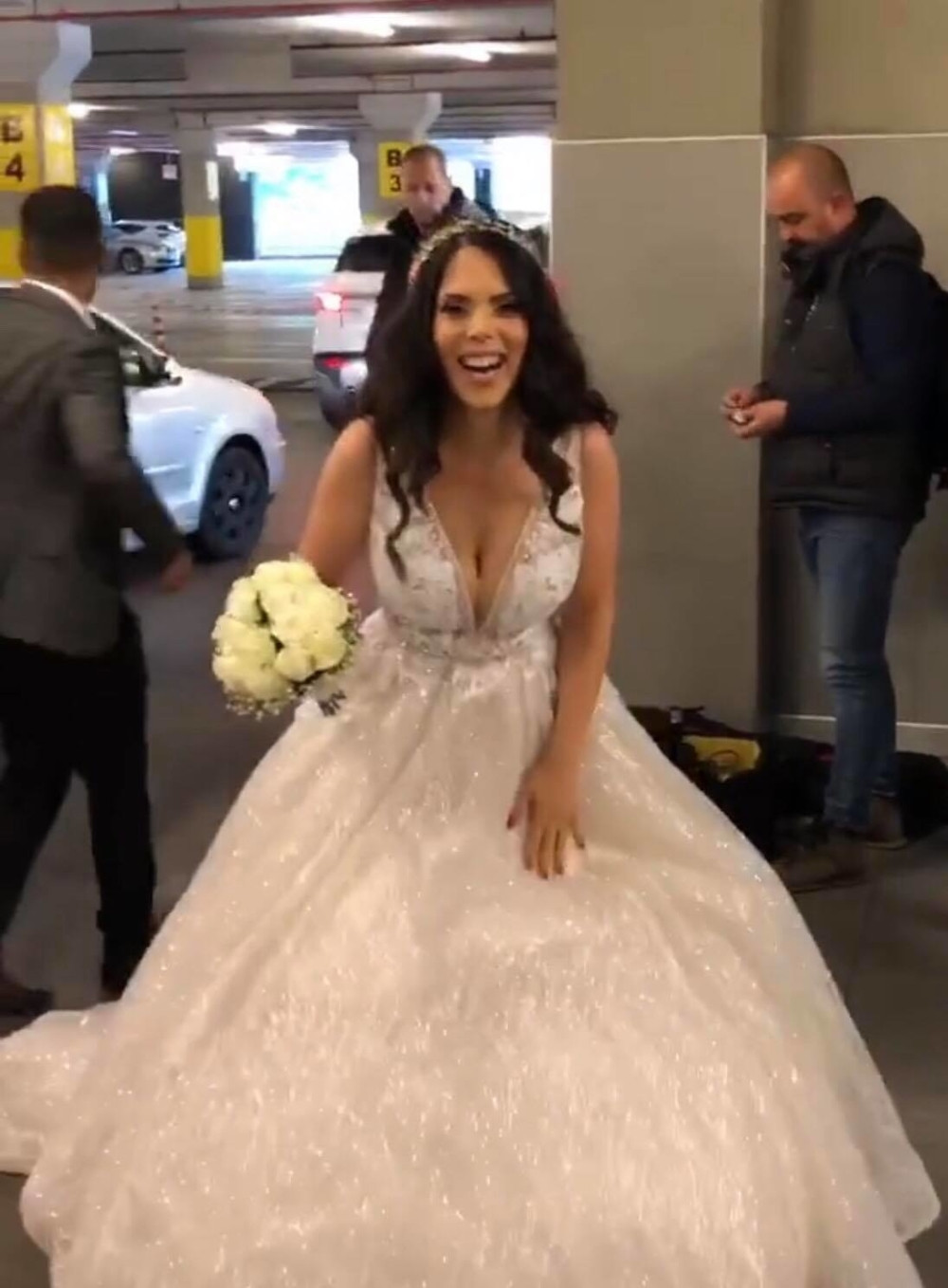 Dinča se pojavio u ZELENOM ODELU, a evo uz koju pesmu su odigrali prvi ples! (VIDEO)