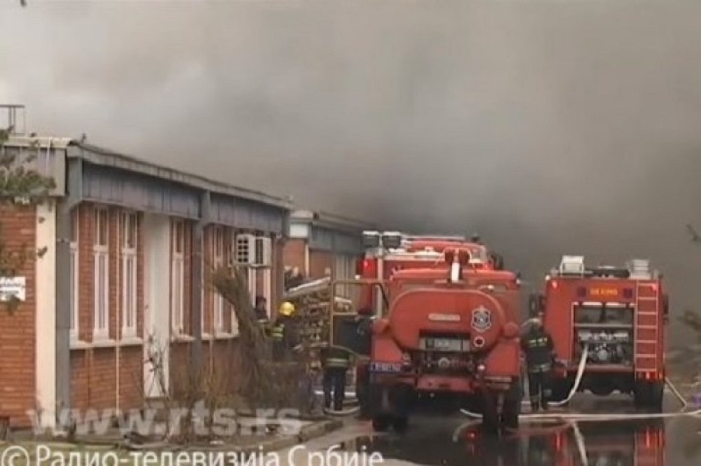 Gori fabrika nameštaja, radnici izleteli iz hangara, sve raspoložive jedinice na terenu!