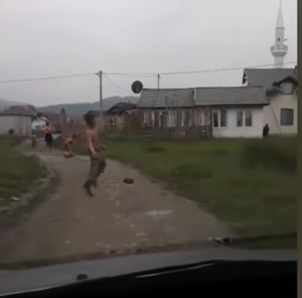 Deca posle svađe dohvatila kamenje, pa napala starca, jedva sprečen LINČ! (VIDEO)