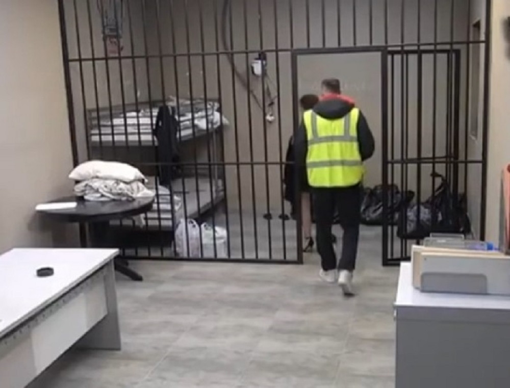 Razbijala i divljala po Zadruzi pa završila u ZATVORU! Haos kakav dugo nismo videli! (VIDEO)