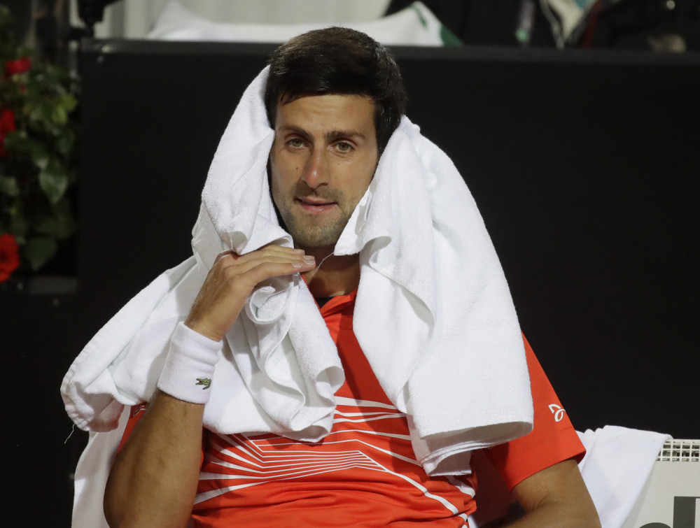 Dok čeka start na Vimbldonu, Novak se nasred terena ljubi sa POZNATOM PLAVUŠOM TENISERKOM! Pojavila se potpuno neočekivano! (FOTO)