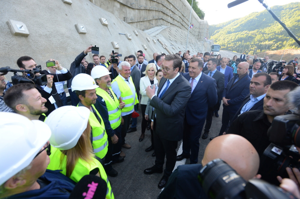 Predsednik Vučić zvanično otvorio auto-put i poručio graditeljima: Dičite se onim što ste stvorili, budućnost juga Srbije je svetla