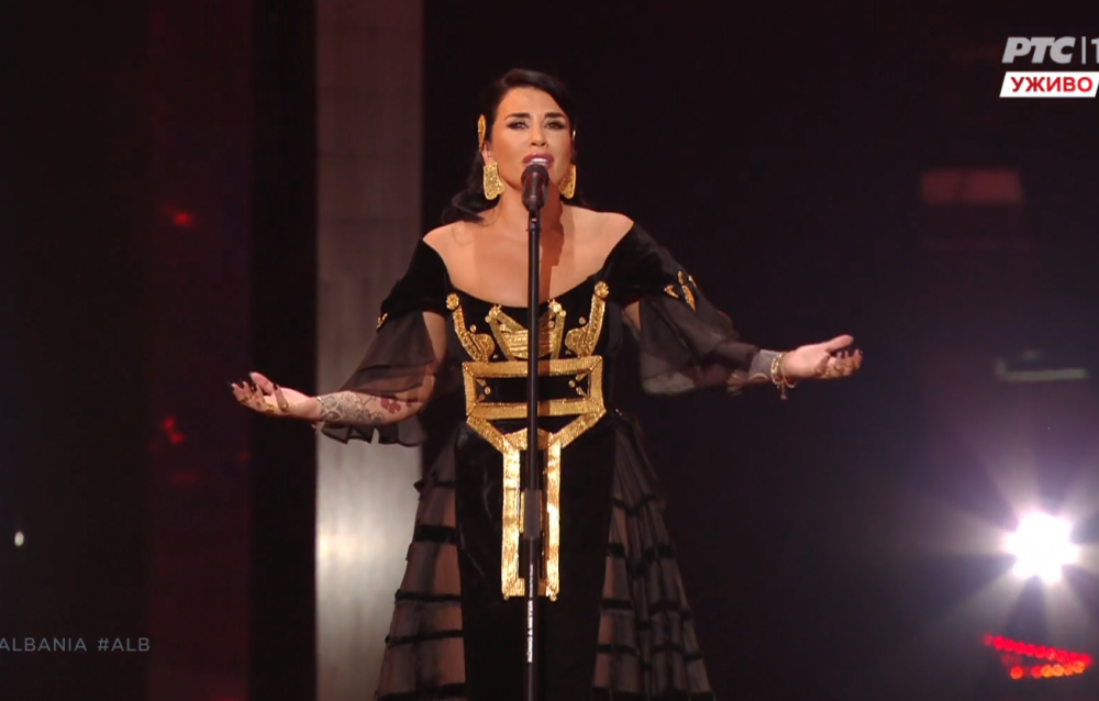 Predstavnica Albanije pokazala DVOGLAVOG ORLA pred izlazak Nevene Božović na scenu! (VIDEO)