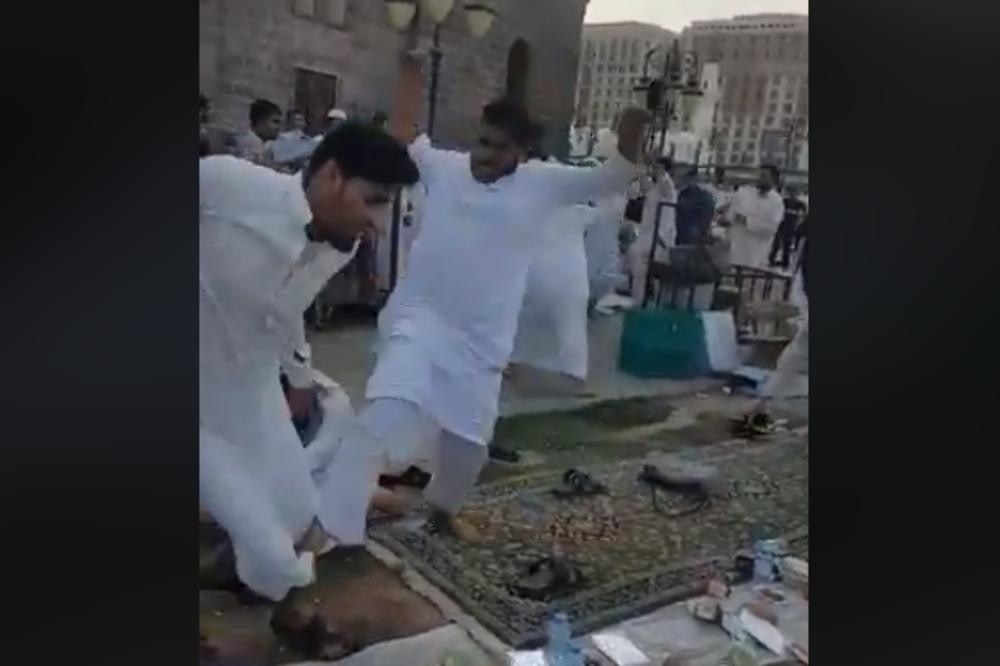 Muslimani poludeli posle Ramazana, pa brutalno nasrnuli jedni na druge ispred džamije! (UZNEMIRUJUĆ VIDEO)