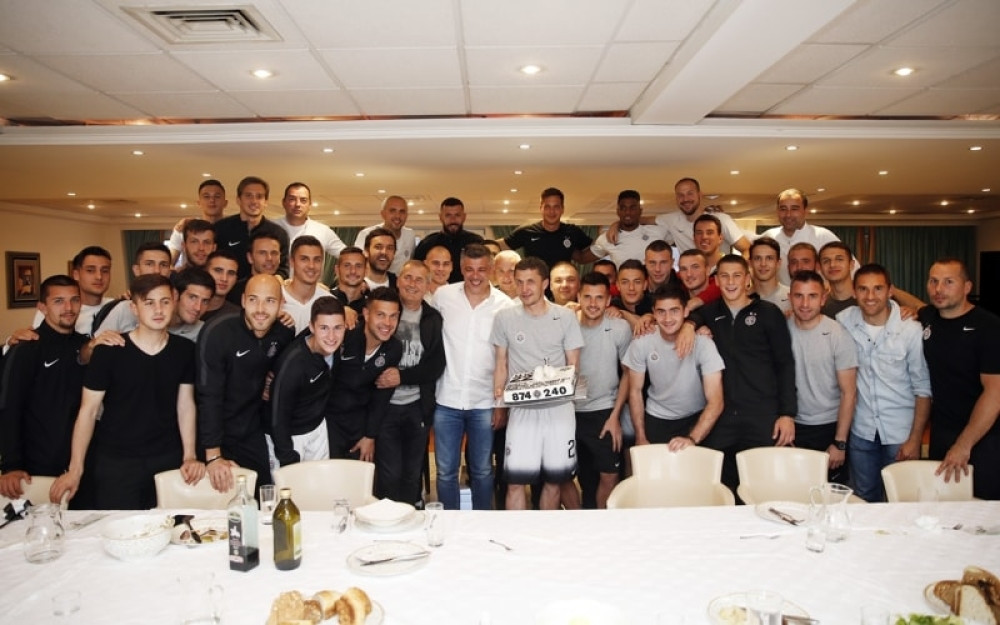 Oproštajnu večeru legendarni kapiten neće zaboraviti dok je živ! A o ovom Partizanovom poklonu Saši Iliću se priča! (VIDEO + FOTO)