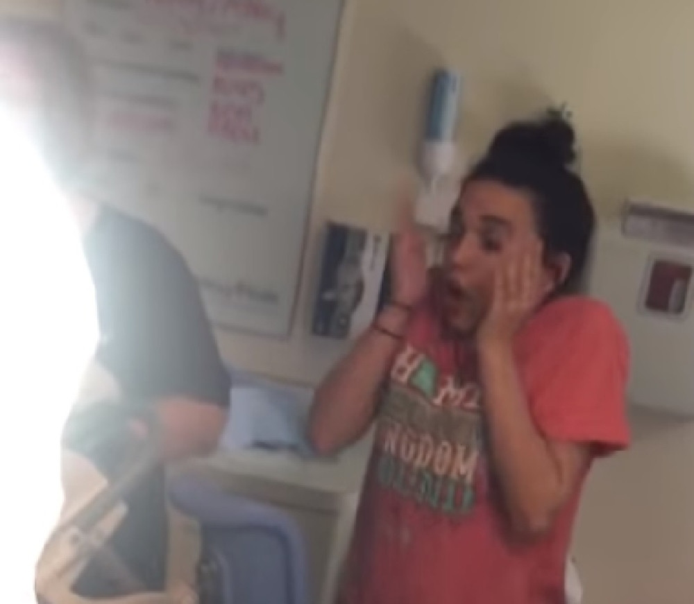 Prisustvovala sestrinom porođaju, a kada se desilo OVO, umalo se onesvestila! Maja postala hit na internetu (VIDEO)