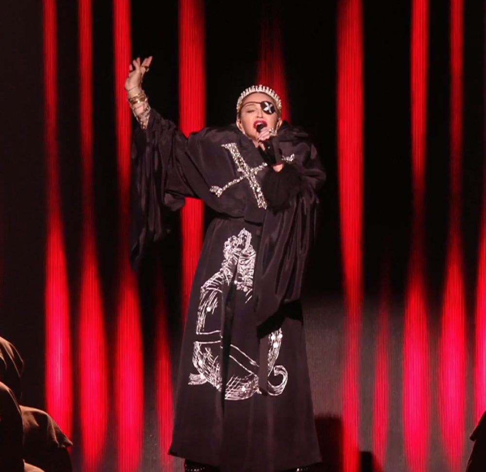 Pevačica uhvaćena u zagrljaju 34 godine mlađeg muškarca! Zavela je verenika svoje koleginice (FOTO)