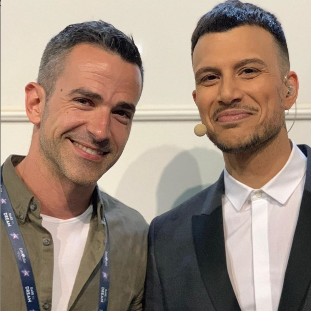 Voditelj Evrovizije se strasno ljubio sa svojim suprugom, evo kako je to izgledalo! (FOTO)