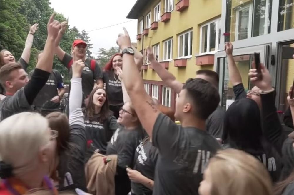 Maturanti medicinske proslavili kraj školovanja, a poruke na njihovim majicama zapanjile su sve!