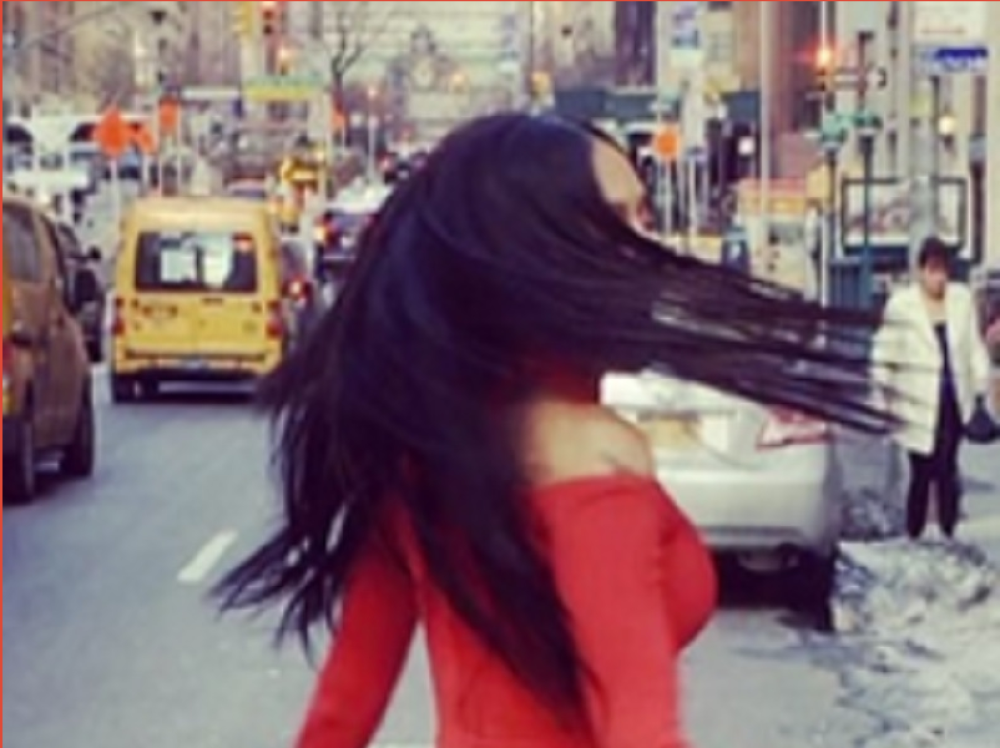 Poznata pevačica HITNO PREBAČENA U BOLNICU, lekari pokušavaju da joj spasu VID!