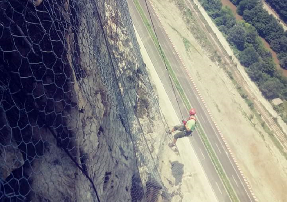 Na Koridoru 10 rade i Alpinisti! Rizikuju život kroz Grdeličku klisuru, a OVO im je posao (FOTO)