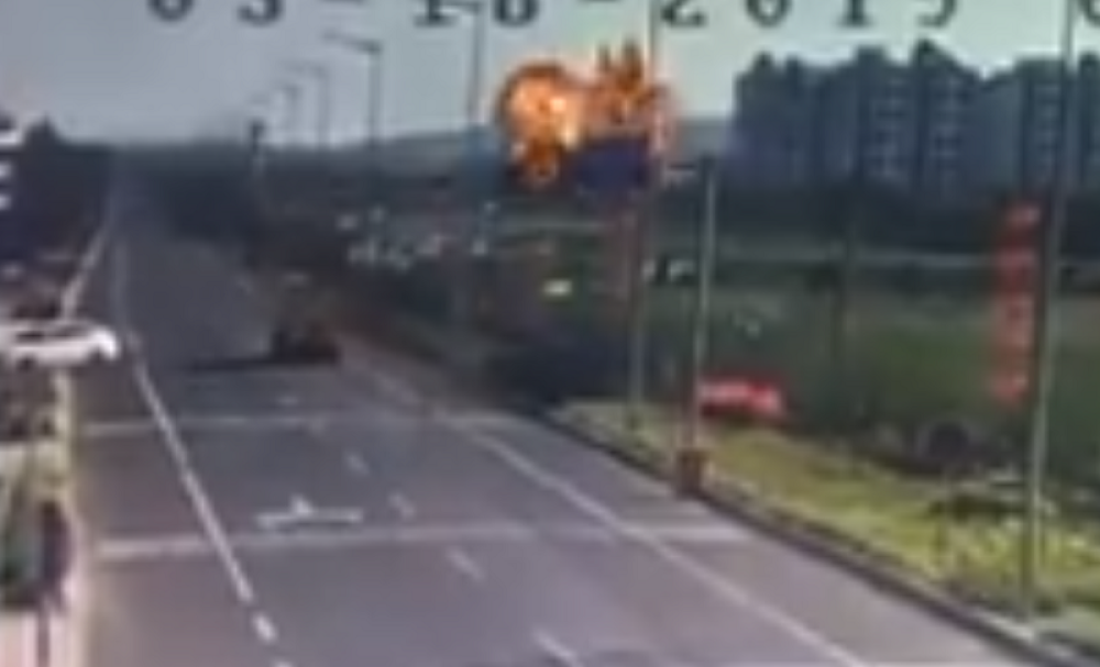 Kamere snimile jezivu nesreću, avion pao među zgrade, SVI SU POGINULI! (VIDEO)