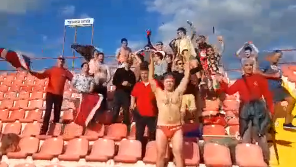 Hrvat u kupaćem kostimu bodrio svoj klub, ovaj iza njega poneo kišobran! (FOTO + VIDEO)