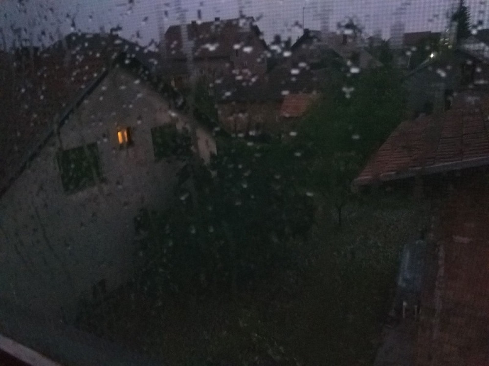 Crnilo zavilo prestonicu, munja munju stiže, TUČE GRAD, sprema se provala oblaka, ZATVARAJTE PROZORE! (FOTO, VIDEO)