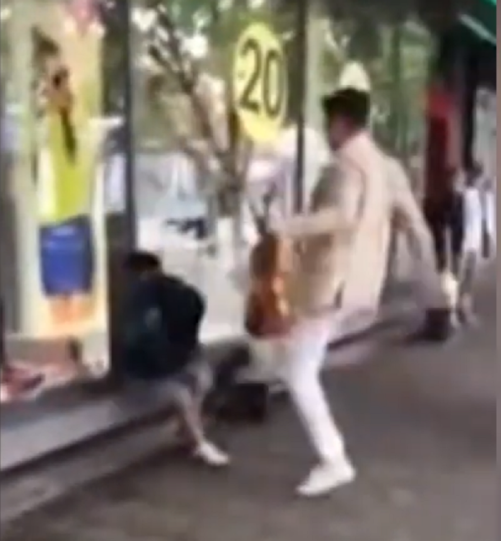 Dečaku koji je prosio ŠUTNUO TORBU U LICE, otkrio zašto je to uradio! (VIDEO)