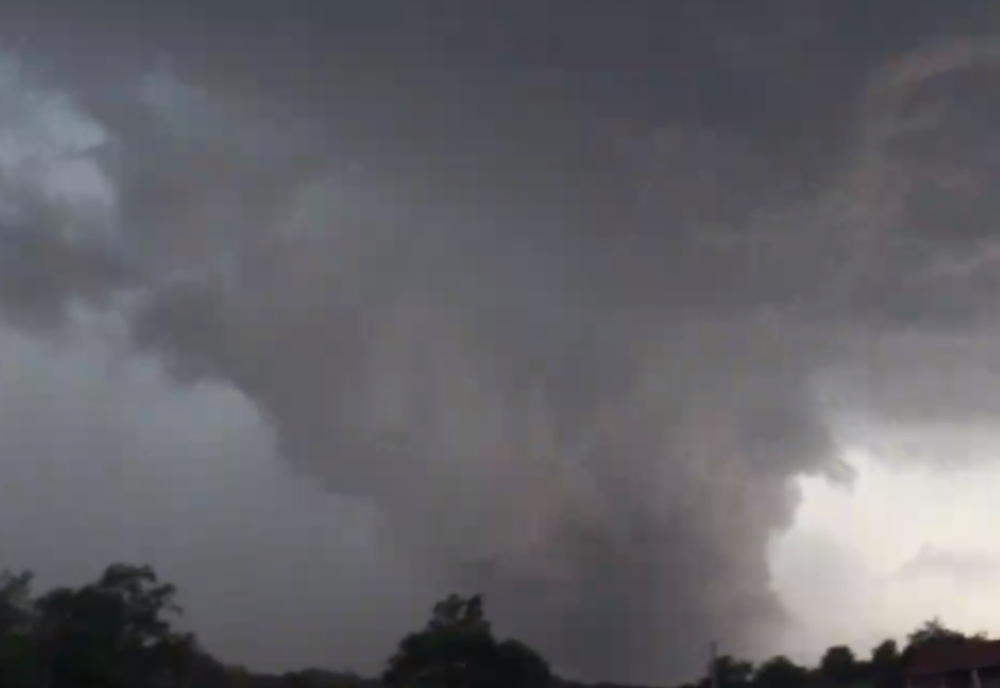 Bilo je mirno i tiho, a onda se čuo VELIKI PRASAK! Vojvođani kažu da NIKADA NISU VIDELI takve oblake! (FOTO)