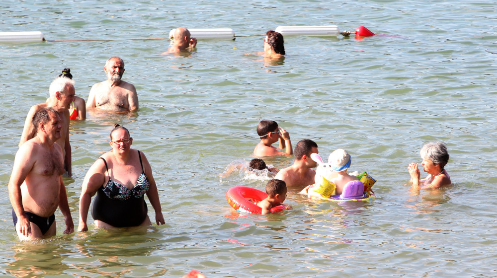 Cene ležaljki basnoslovne, a kada primetite koliko će vas koštati omiljeni obrok u Grčkoj - poželećete da sunca ne vidite!
