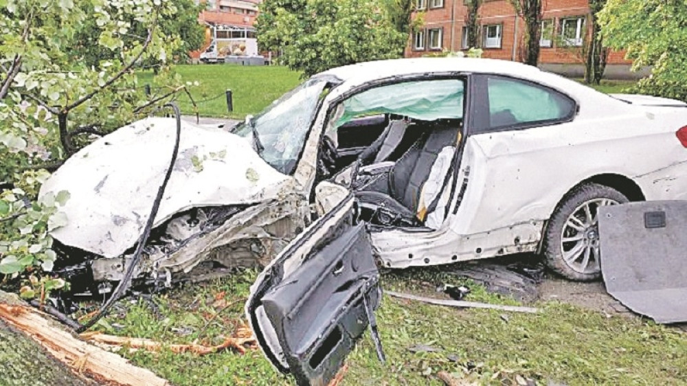 Trkali se automobilima, jedan se zakucao u banderu! Beli BMW smrskan (FOTO)