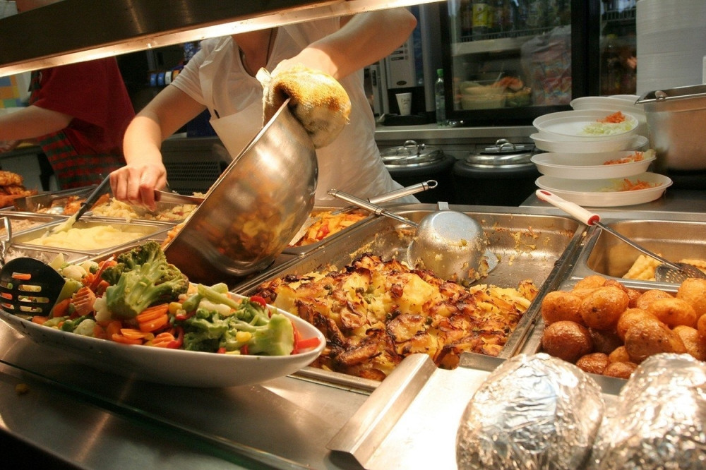 Stao na kiosk da poruči hranu, radnica se prenerazila od pogleda na mesto suvozača! Odmah pozvala policiju (FOTO)