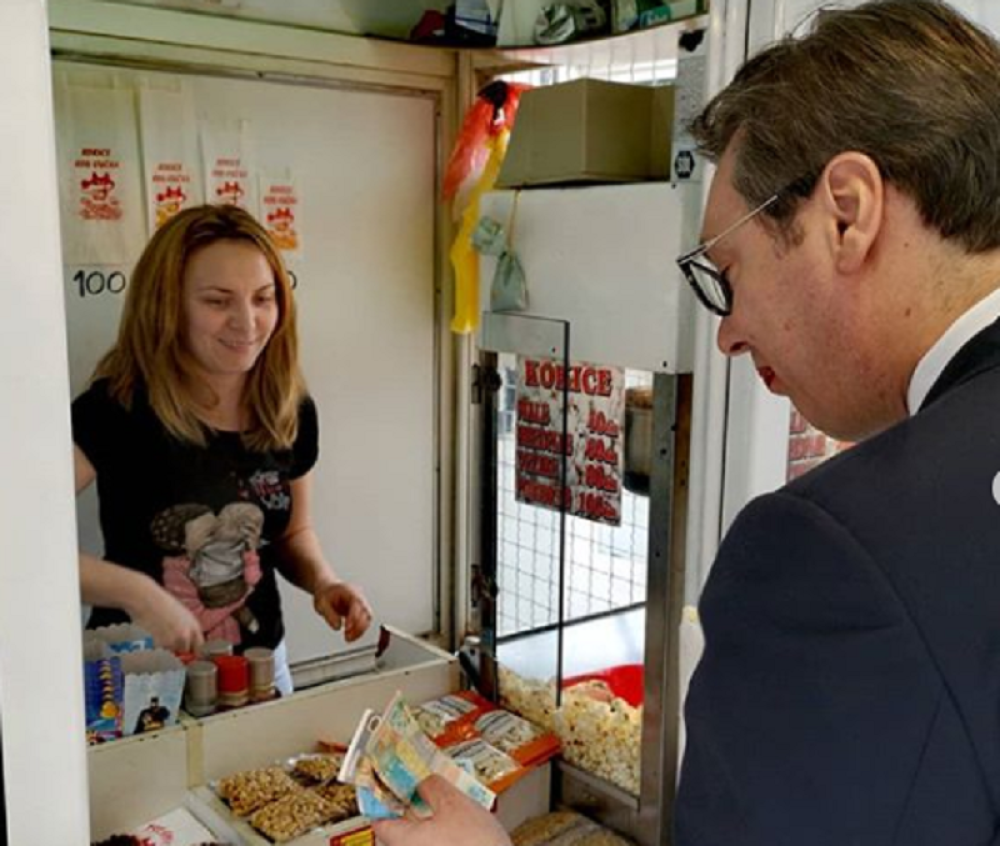 Predsednik je danas u Novom Sadu kupio omiljenu poslasticu! Odmah ga je vratila u DETINJSTVO! (FOTO)