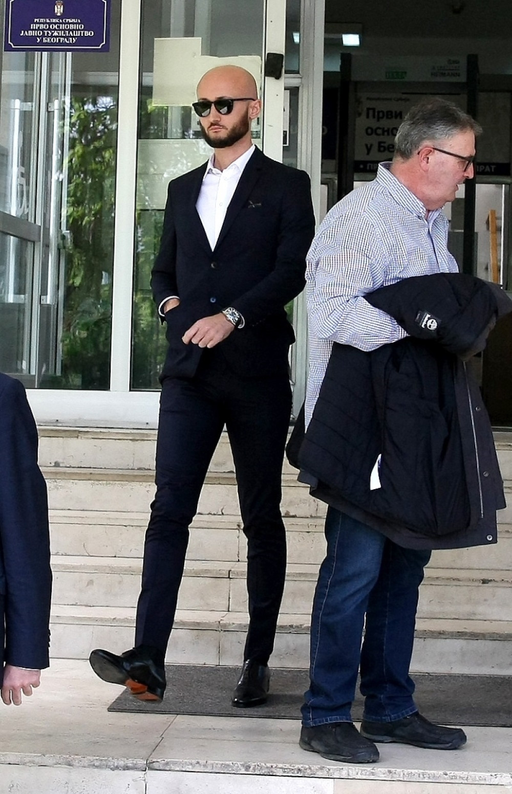 Šotra se na sudu krio iza crnih sunčanih naočara!