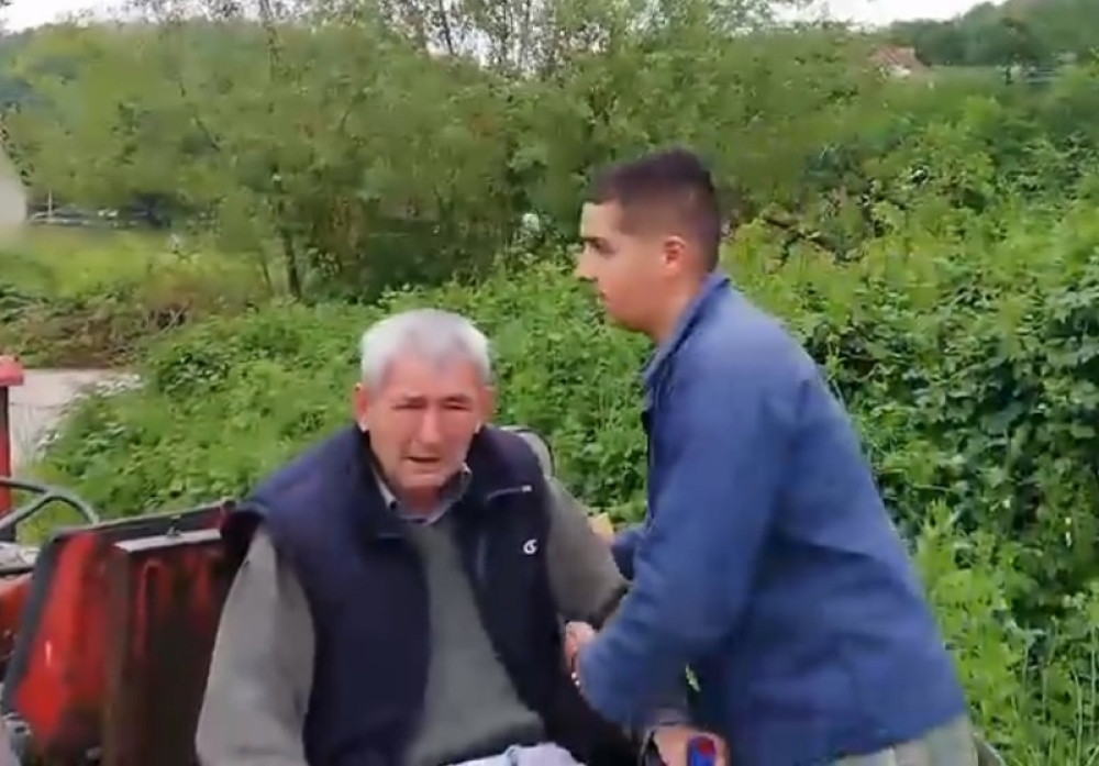 Srbija gleda i plače: Na rukama nosio starca na pregled, zbog OVOG nije mogao drugačije (VIDEO)
