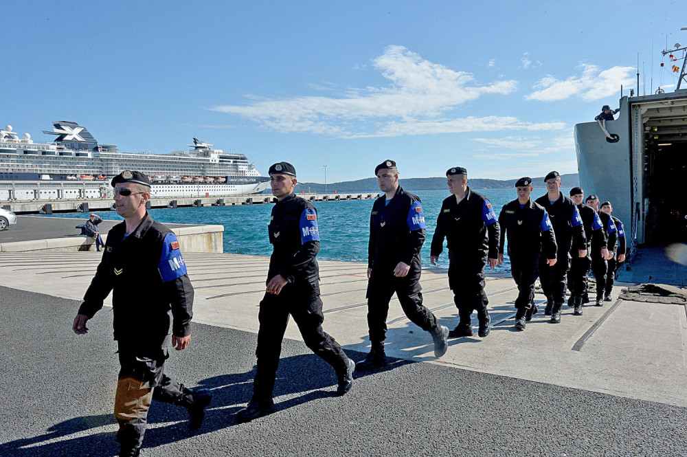 Došli na odmor, a onda je krenuo haos, štipali devojke, uništili crkvu, mokrili po ulicama, pa probali da OTMU DETE!