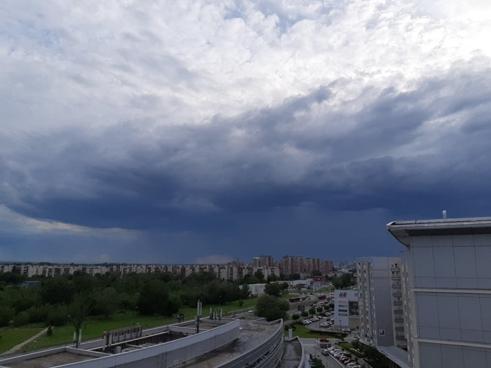 Krenula je kiša, a uskoro stiže i GROMOVIT PLJUSAK! U ovo doba se obavezno sklonite sa ulice!